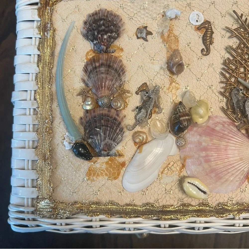 Vintage Seashell Embellished White Wicker Handbag - Picture 4 of 16